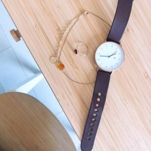 さりげなくアクセサリーをつけてみて