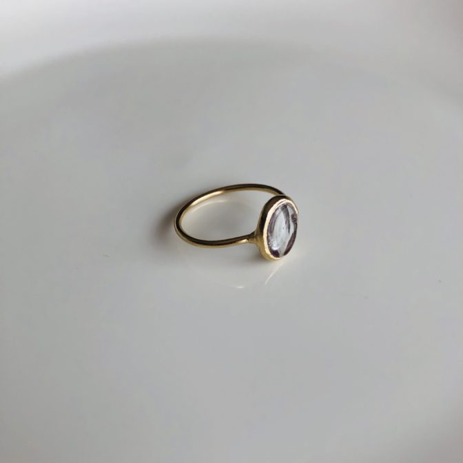 Smallオーバルリング　クリア斜め