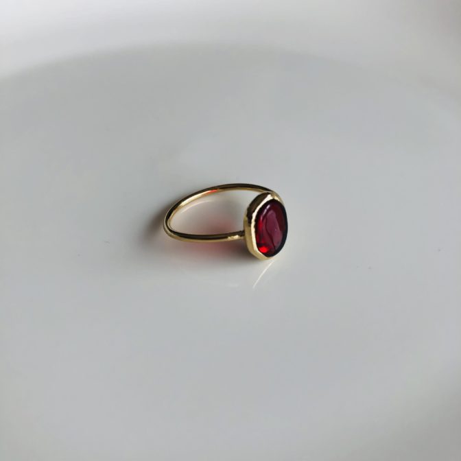 Smallオーバルリング　レッド斜め