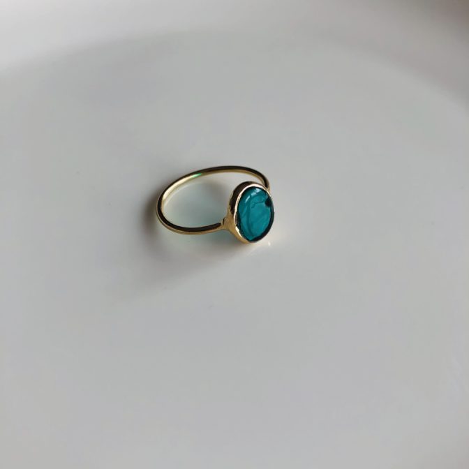 Smallオーバルリング　エメラルドグリーン斜め