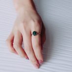 Smallオーバルリング エメラルドグリーン着画