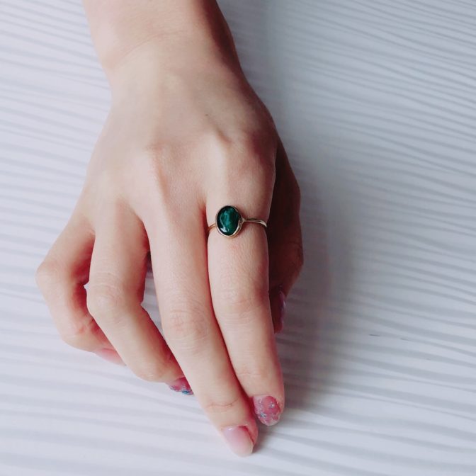Smallオーバルリング エメラルドグリーン着画
