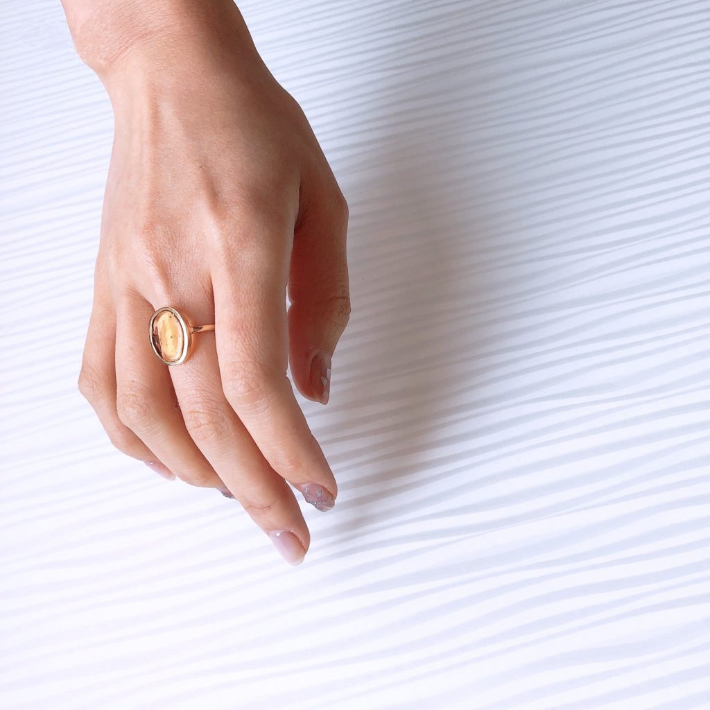 Bigオーバルリング Lt Honey 着用画像