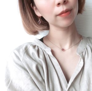 フレンチオーバルピアスのピンク着用