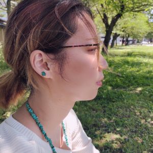 エメラルドグリーン　ピアス着画