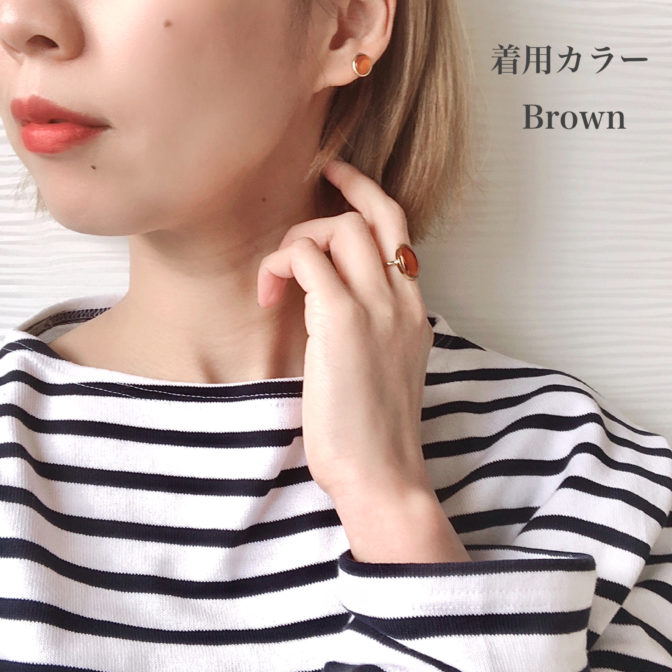 オーバルピアス　ブラウン着画