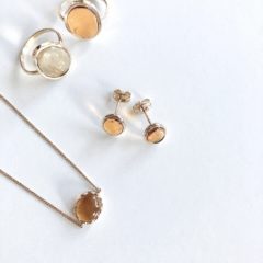 悩んだ時はブラウン系アクセサリー