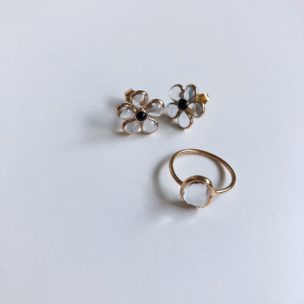 コーディネートの邪魔をしないクリア色