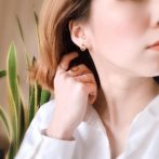 オーバルピアス　ブラウン着画