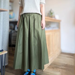 Linen Ya(リネンヤ)バックサテンワッシャー地タックスカート(Green)
