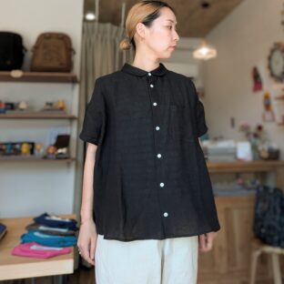 Linen Ya(リネンヤ)丸襟半袖ブラウス/ホワイト・ブラック