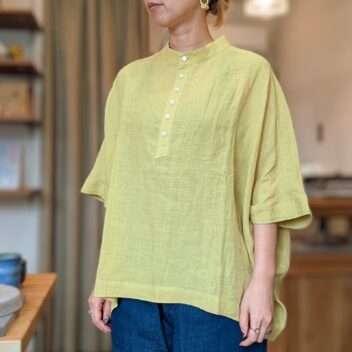 Linen Ya(リネンヤ)ヘンリーネックブラウス